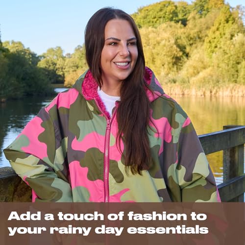 Thumbnail 3 de OHS Drying Robe Adult Womens: Camouflage Waterproof Changing Robe with Hood, Pockets & Fleece Lining (Green/Pink) – S/M