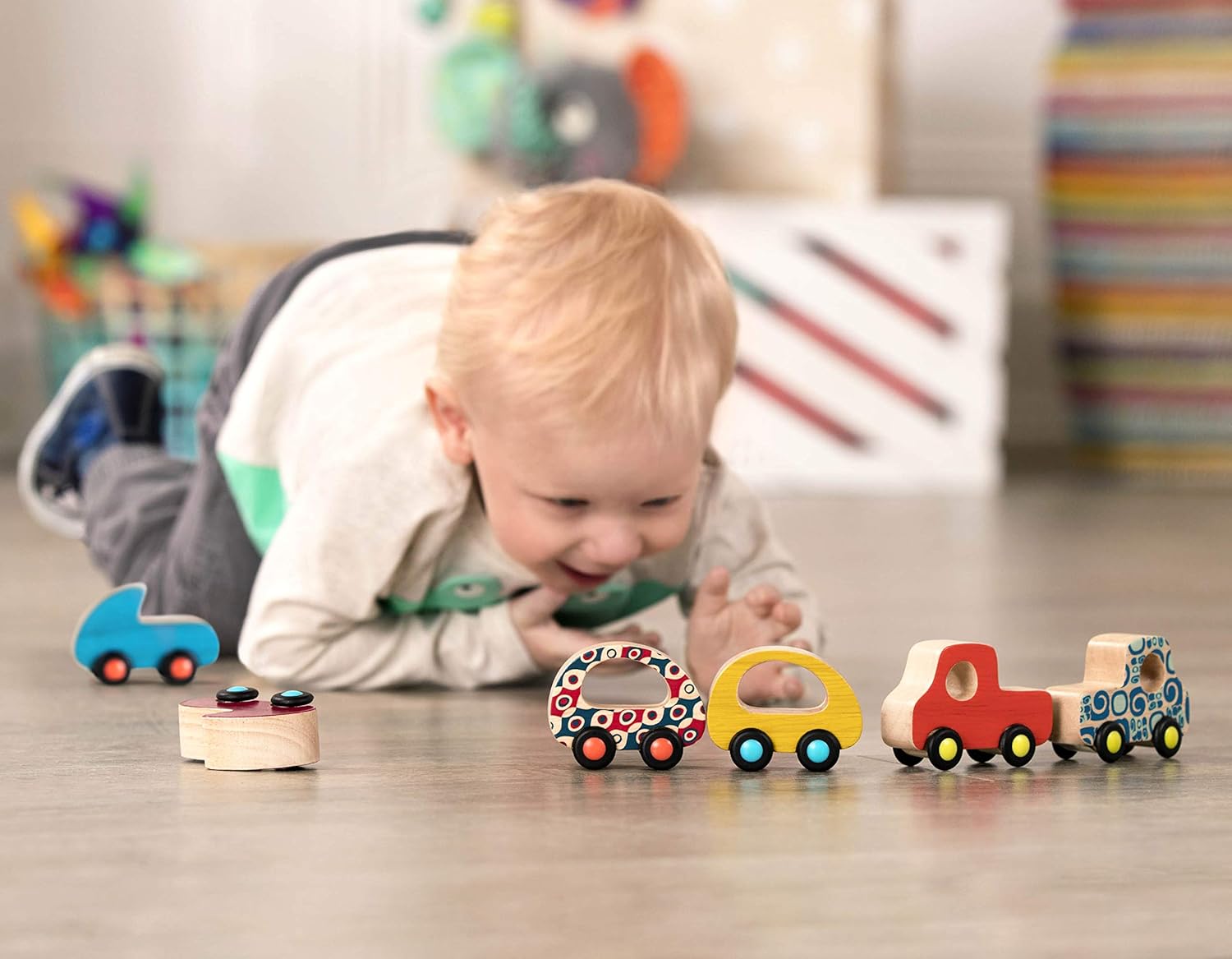 Detalle 2 de Battat B. Toys Les Wheee-Lees gratuits : ensemble de 6 voitures en bois pour tout-petits (à partir de 12 mois)