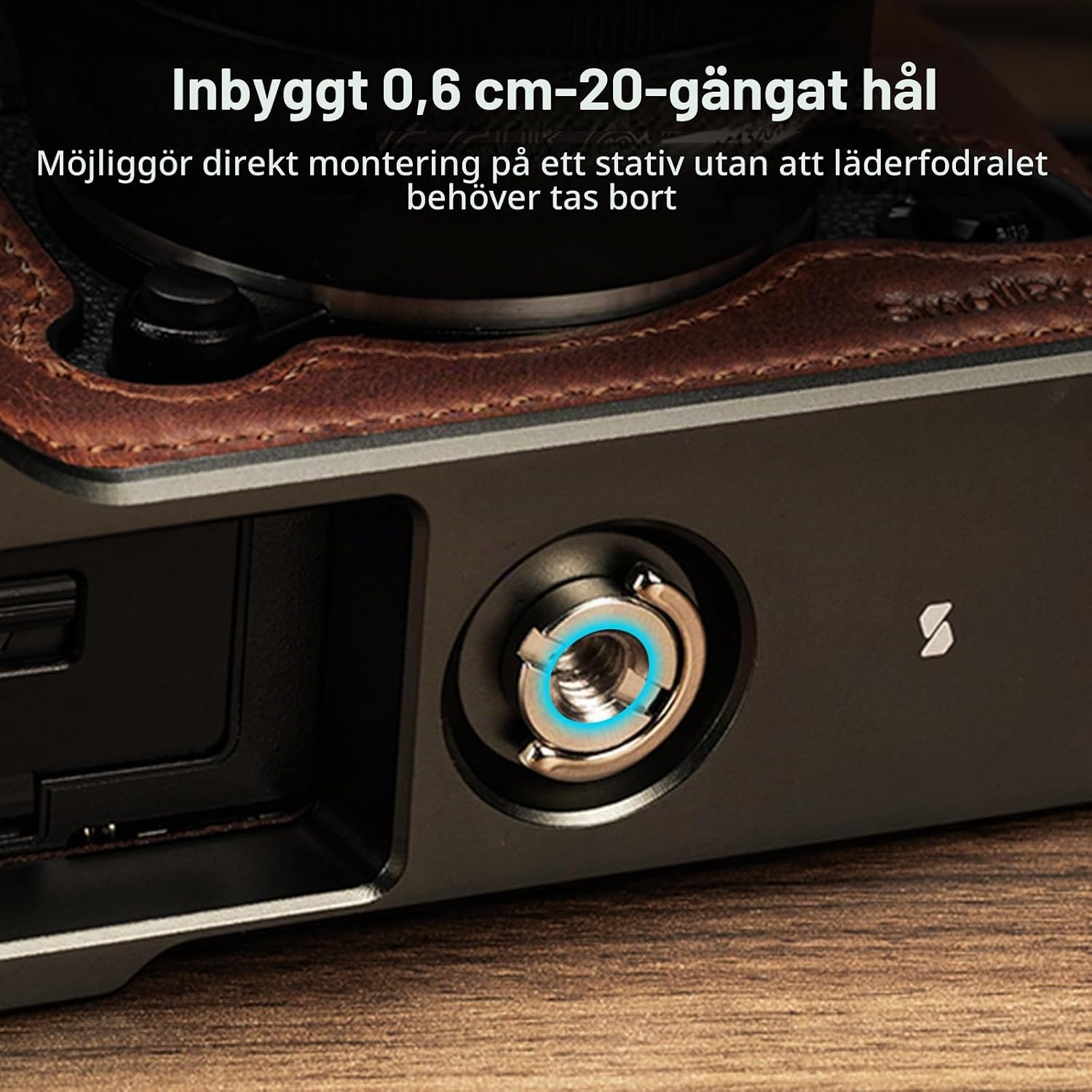 Detalle de SMALLRIG 4710 halvfodral för FUJIFILM X-T50 i brunt läder med axelrem