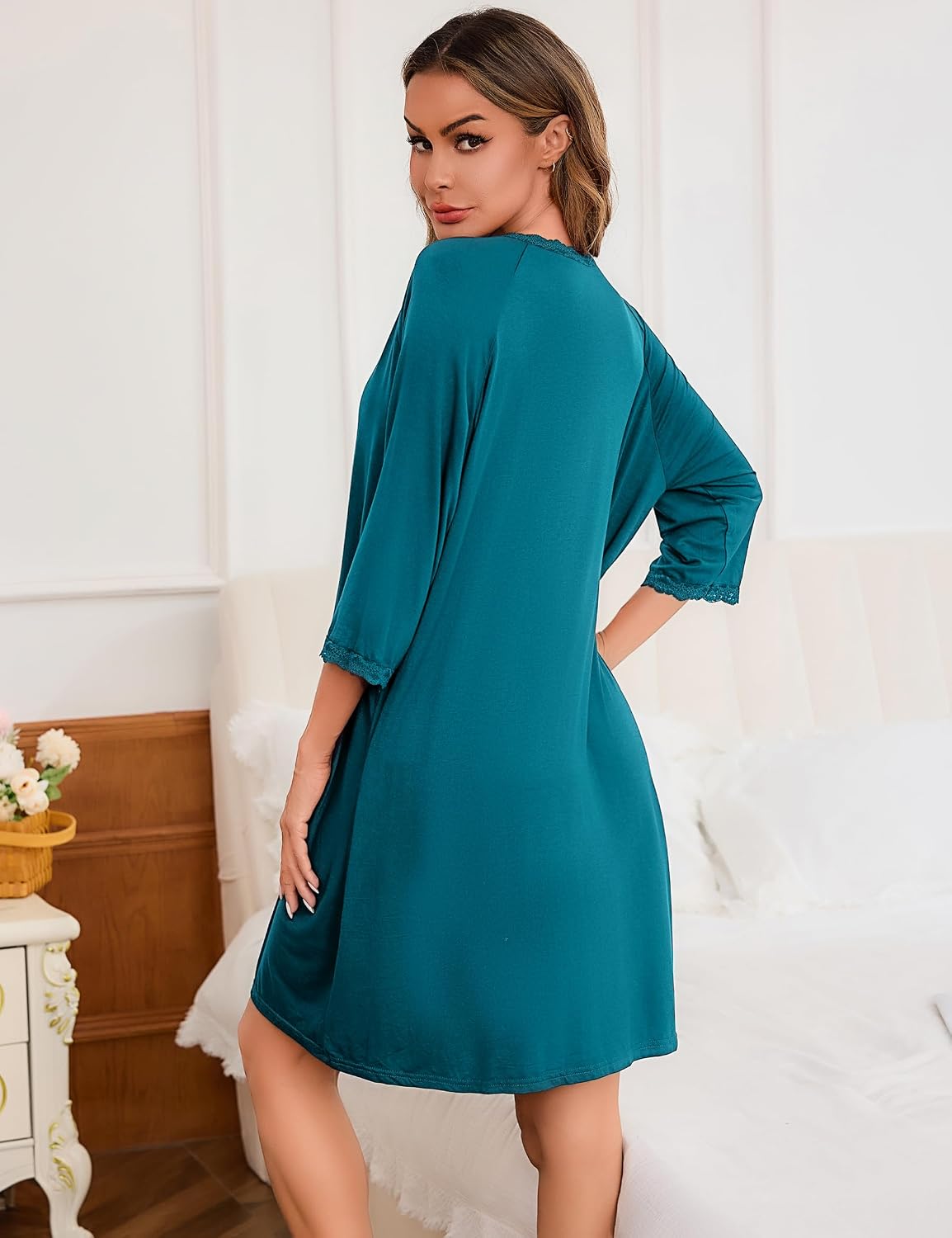 Detalle de Chemise de nuit femme en coton et élasthanne Uniexcosm, col en V, manches 3/4 avec dentelle