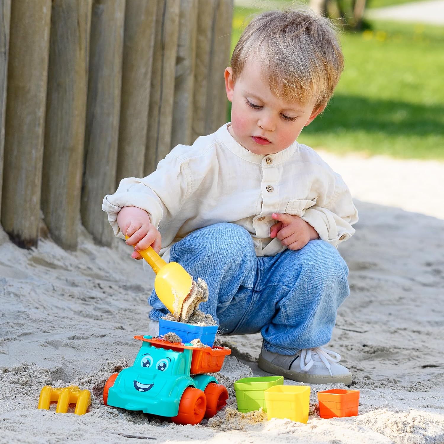 Detalle 2 de FANCY BABY 7051 – zestaw do piasku z ciężarówką 22 cm i foremkami
