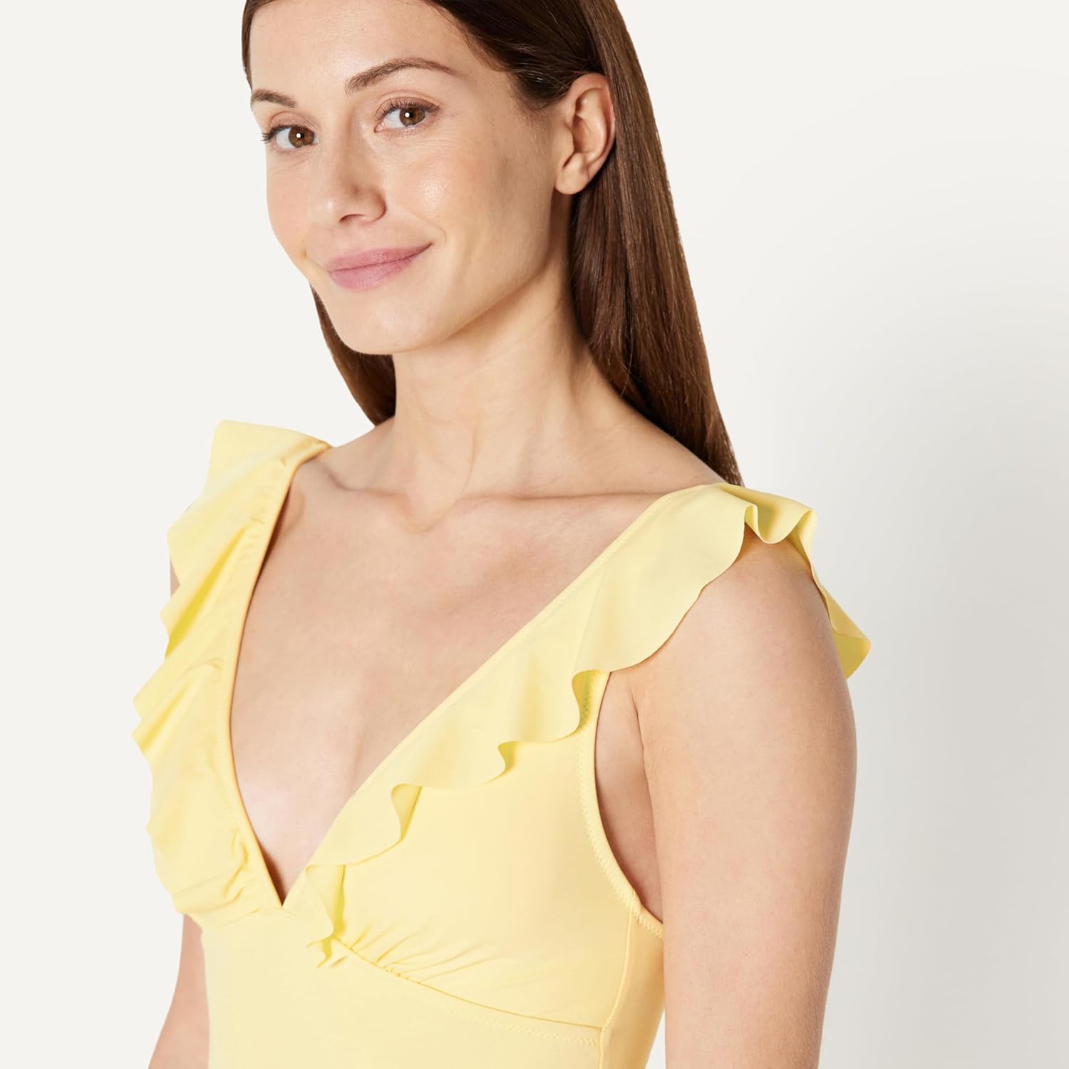 Thumbnail 2 de Amazon Essentials Women's Ruffle V-Neck One-Piece Swimsuit