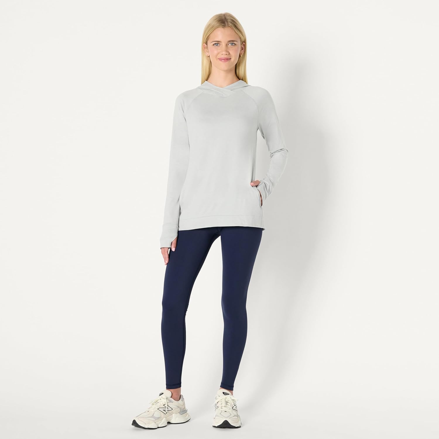 Detalle de Amazon Essentials Women's Athletic Soft Performance Lightweight Long Sleeve Pullover Hoodie