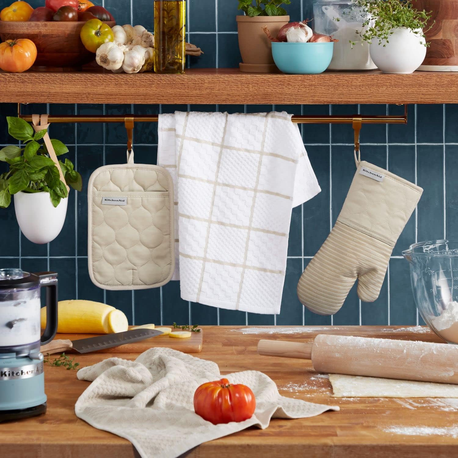 Thumbnail 1 de KitchenAid Quilted Oven Mitt Set