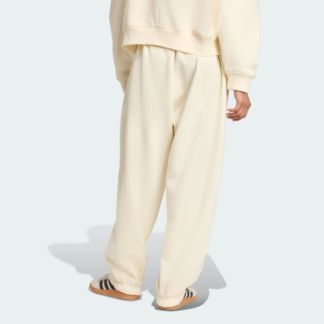 Detalle de adidas Essentials Linear Jogger: pantalón holgado blanco para un look cómodo