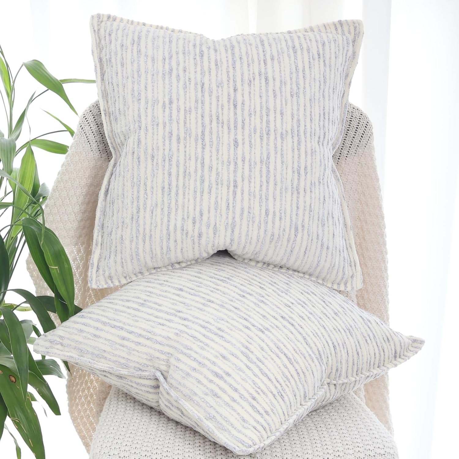 Detalle 2 de OYIMUA Pack of 2 Chenille Cushion Covers (45 x 45) in Blue Jacquard Stripe