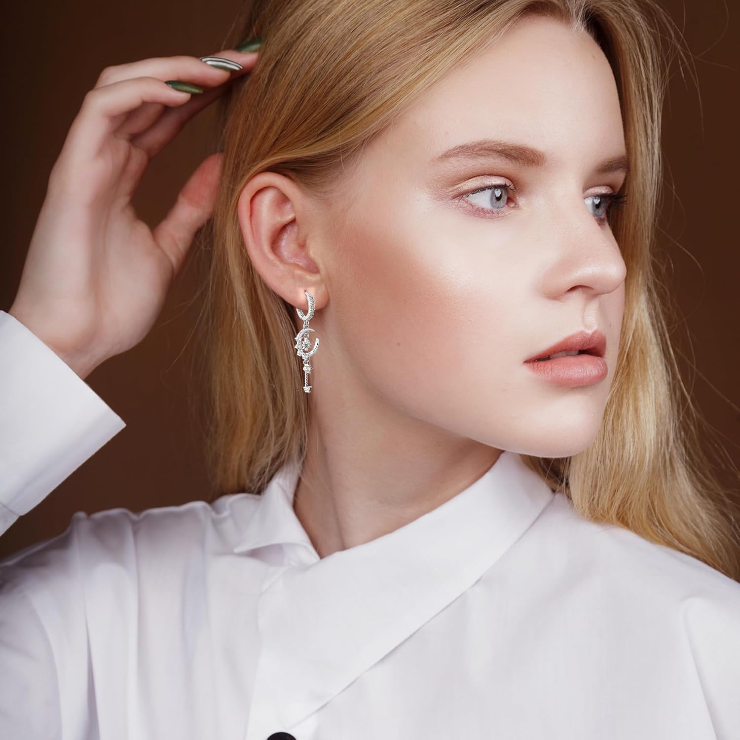 Detalle de Weviway Moon and Star Huggie Dangle Earrings for Women – Celestial Silver with Cubic Zirconia