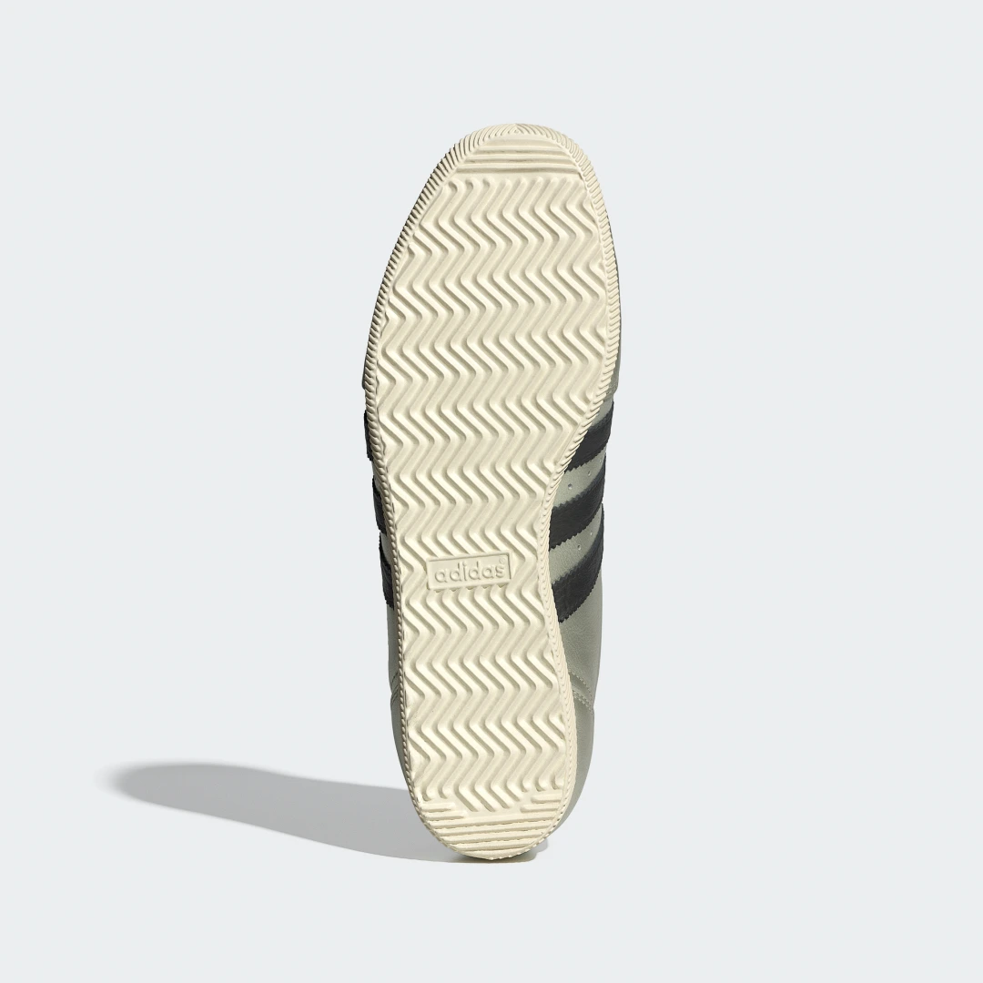 Detalle de Zapatilla Japan Beige de Adidas: estilo urbano y comodidad diaria