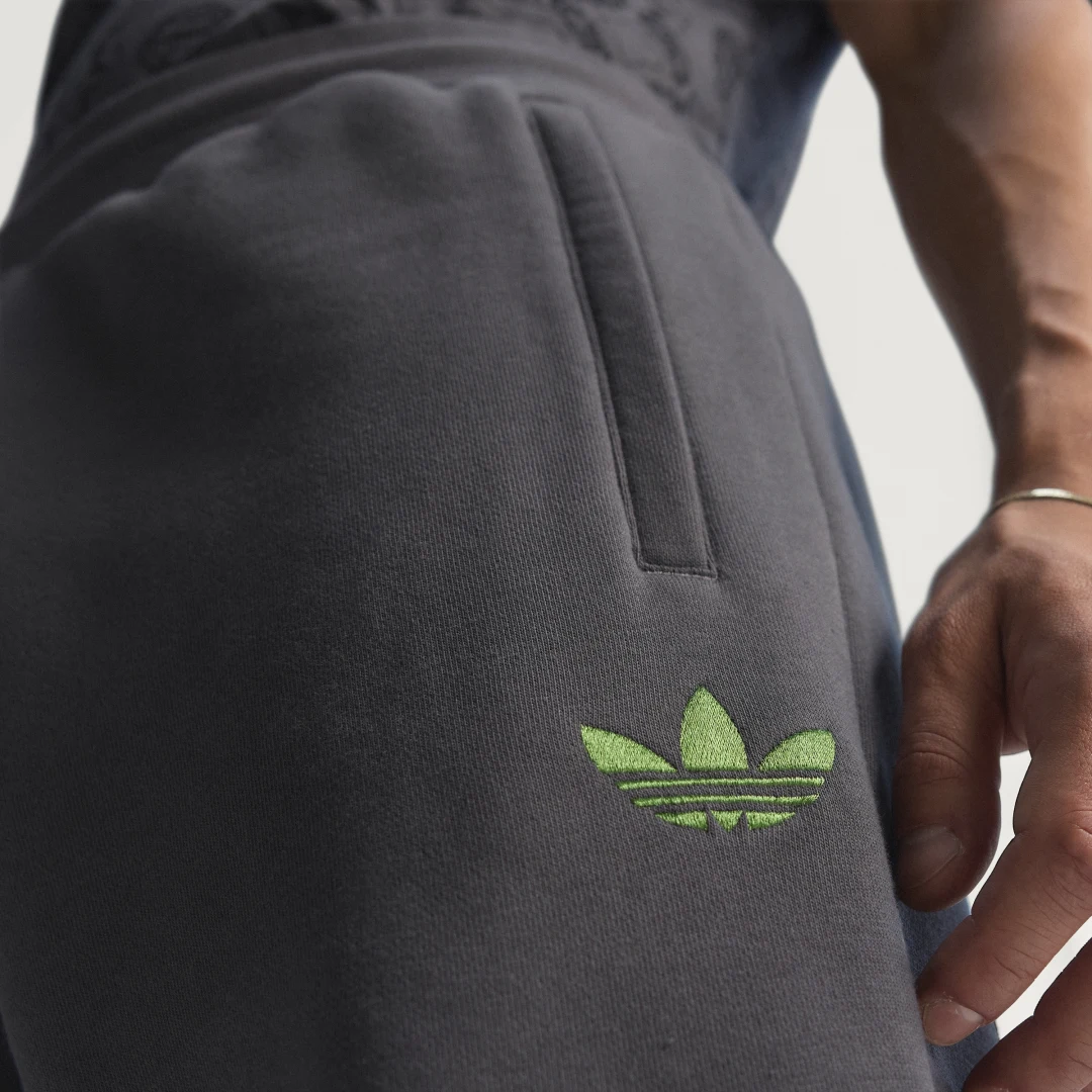 Thumbnail 3 de Pantalón FC Bayern Wiesn de Adidas – negro, para fans que buscan comodidad y estilo discreto