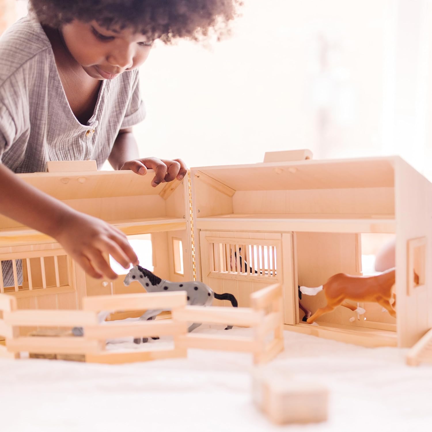 Detalle de Melissa & Doug Wooden Horse Stable Playset 11-Piece