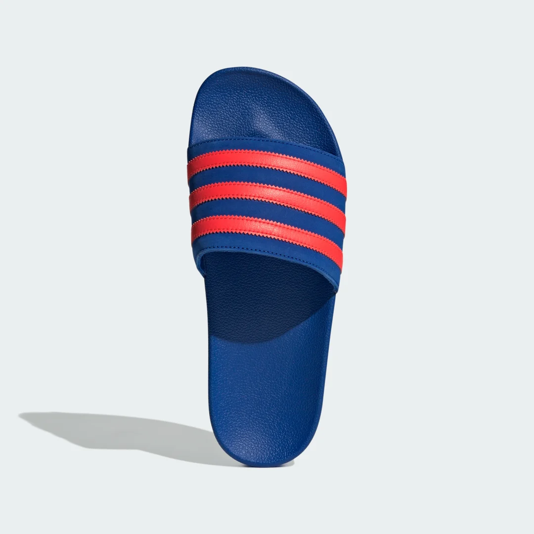 Detalle de Adidas Adilette azul: la chancla cómoda para verano de Adidas ES