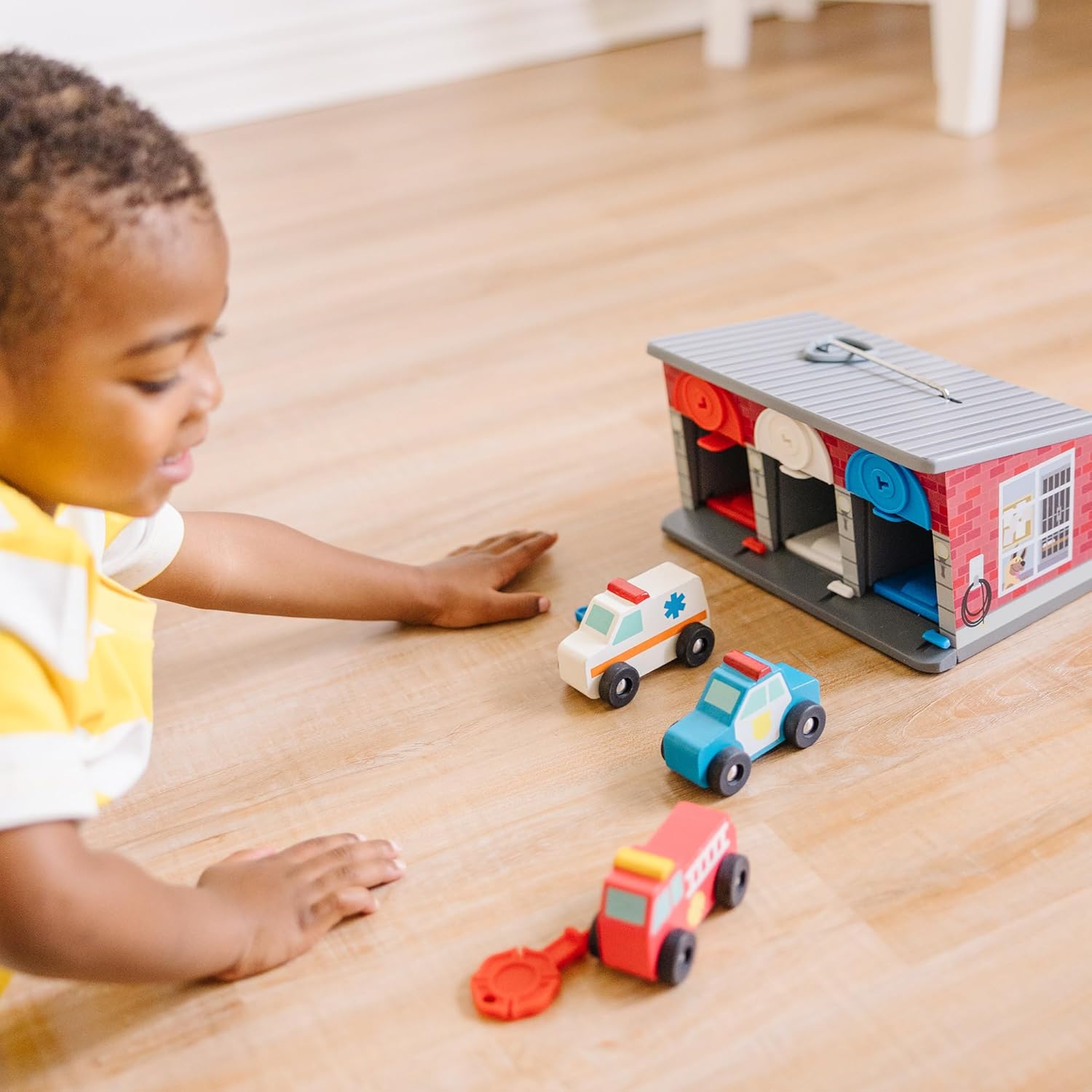 Detalle 2 de Melissa & Doug Wooden Rescue Vehicles 7-piece set