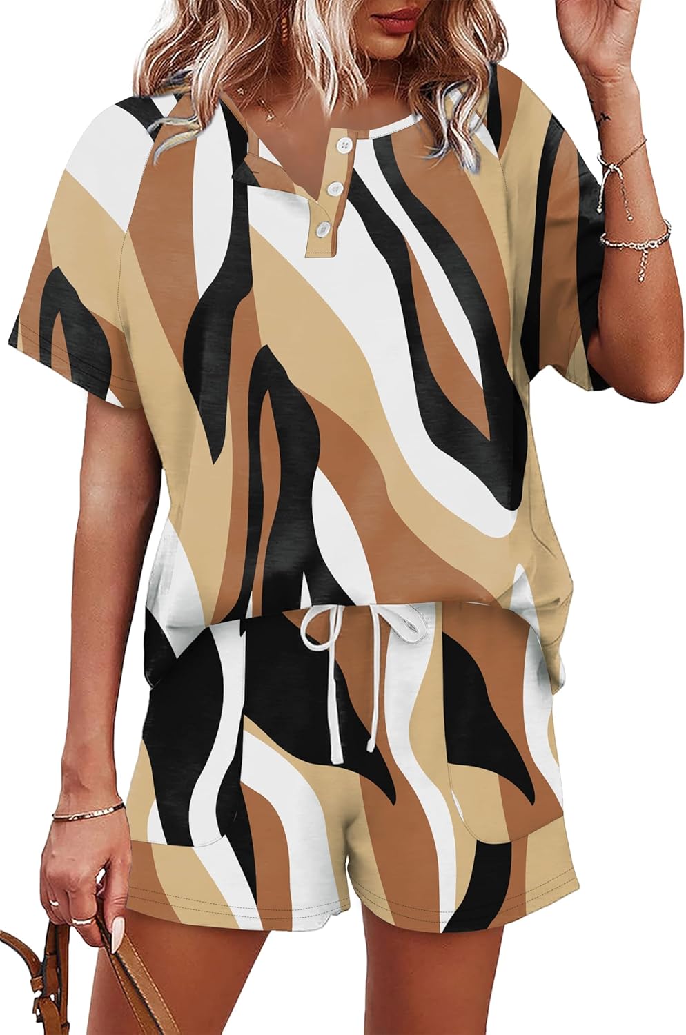 Detalle 2 de WIHOLL Women’s 2-Piece Lounge Set: Button-Down Henley Top & Pocket Drawstring Shorts