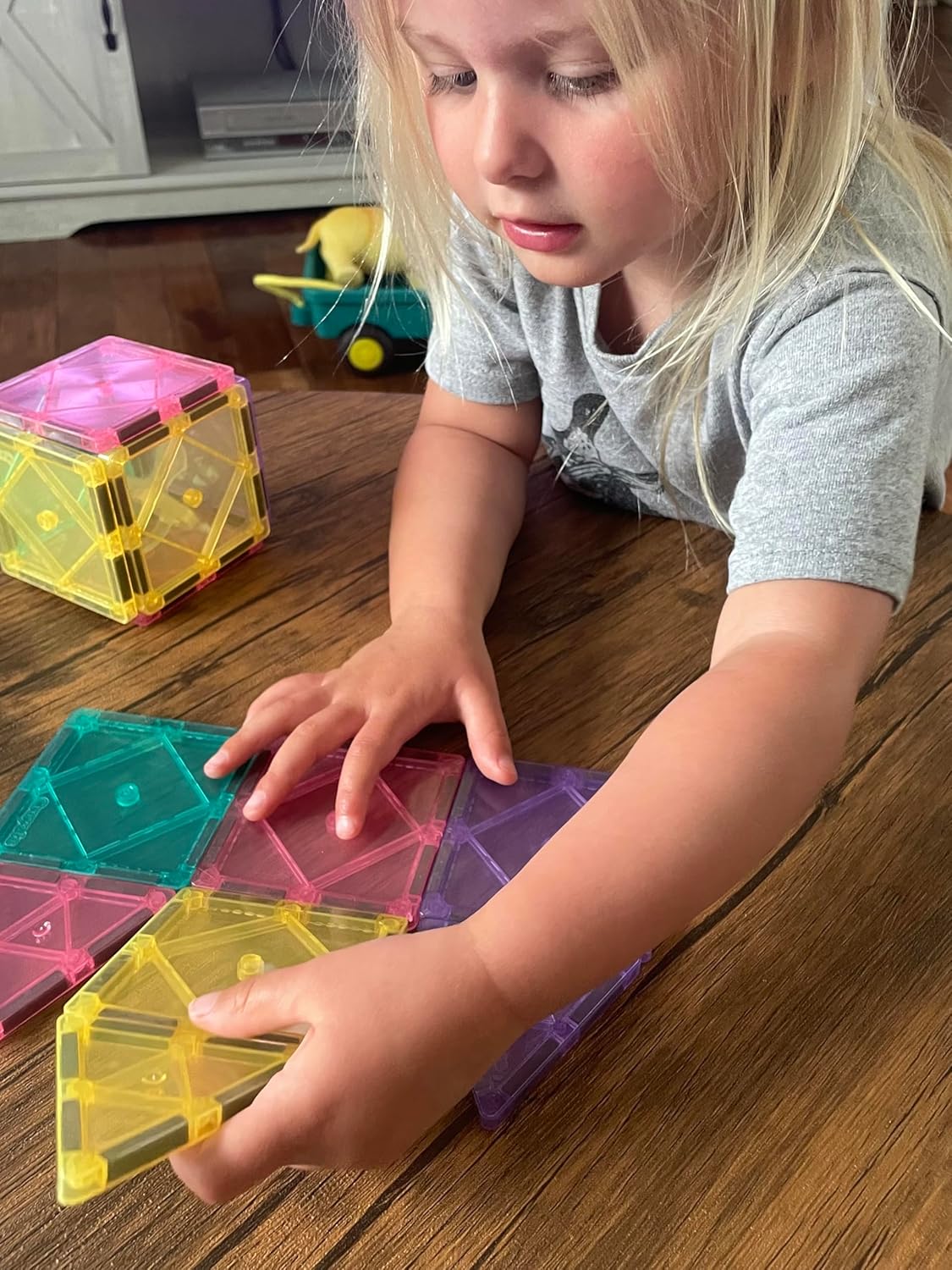 Detalle 2 de CreateOn Crayola Magnetic Tiles: 14-Piece Pastel Building Set for Travel Fun and Early STEM