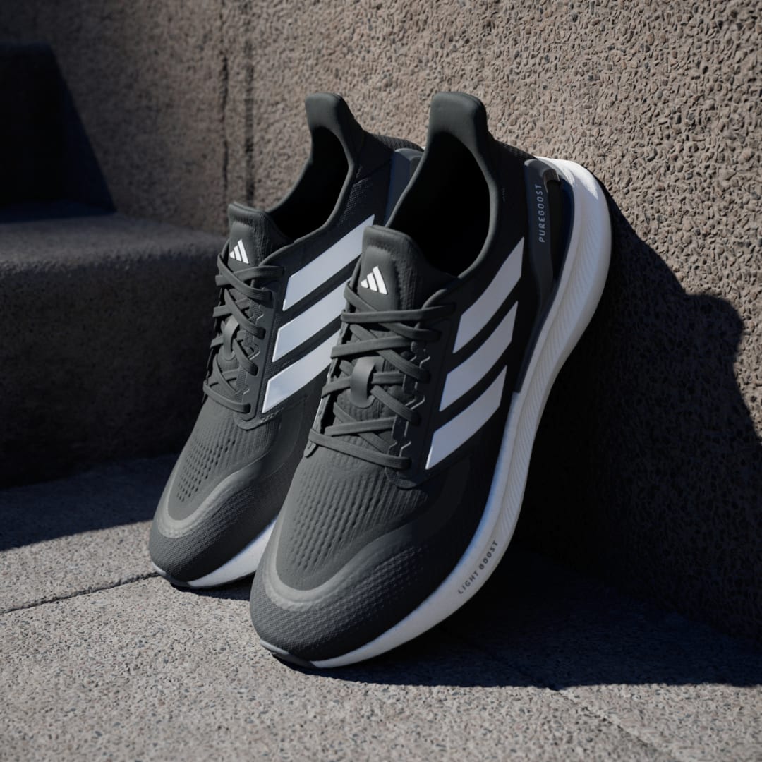Detalle 2 de Zapatilla Pureboost 5 Running de Adidas en negro: comodidad y versatilidad para tus entrenos