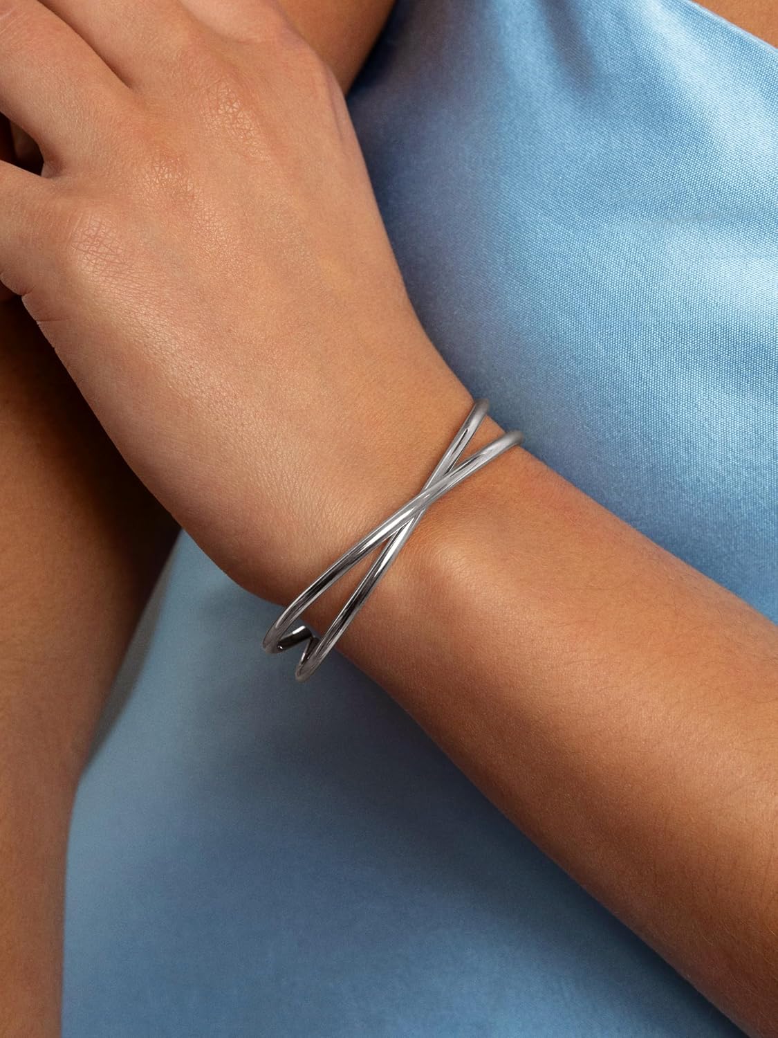 Detalle 2 de SINGULARU Bracciale Cross in acciaio inox o acciaio placcato oro 18Kt – Taglia unica