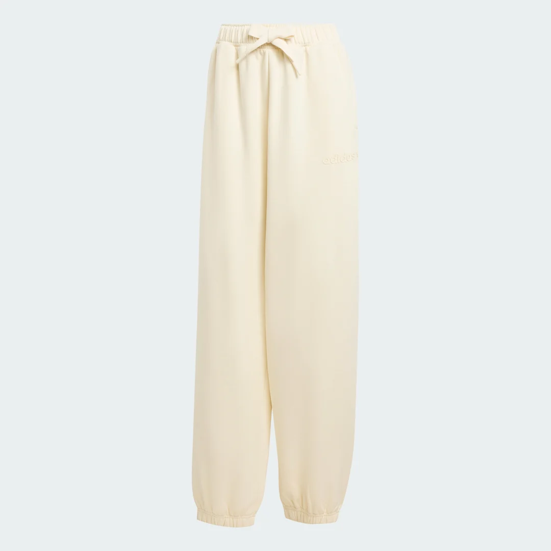 Detalle de adidas Essentials Linear Jogger: pantalón holgado blanco para un look cómodo