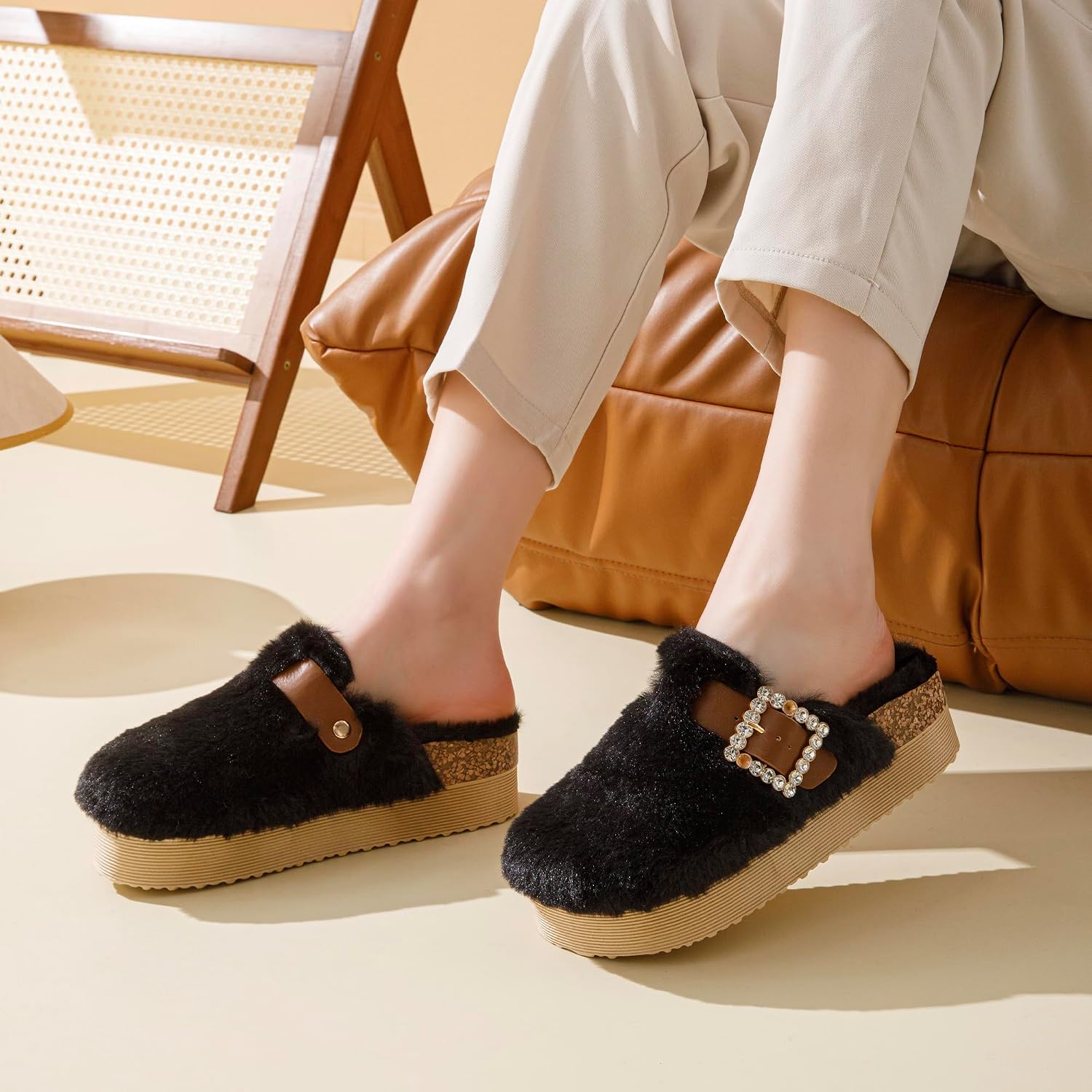 Detalle 2 de JOMIX pantoffels voor dames met verstelbare gesp, pluche en strassdetails