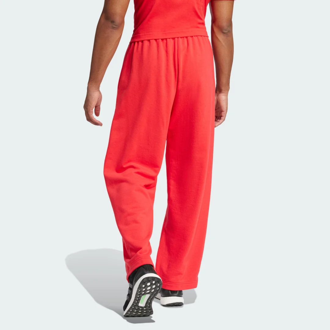 Detalle 2 de Pantalón Essentials Wide Leg 3 Bar Logo de Adidas (Rojo) – comodidad casual para el día a día