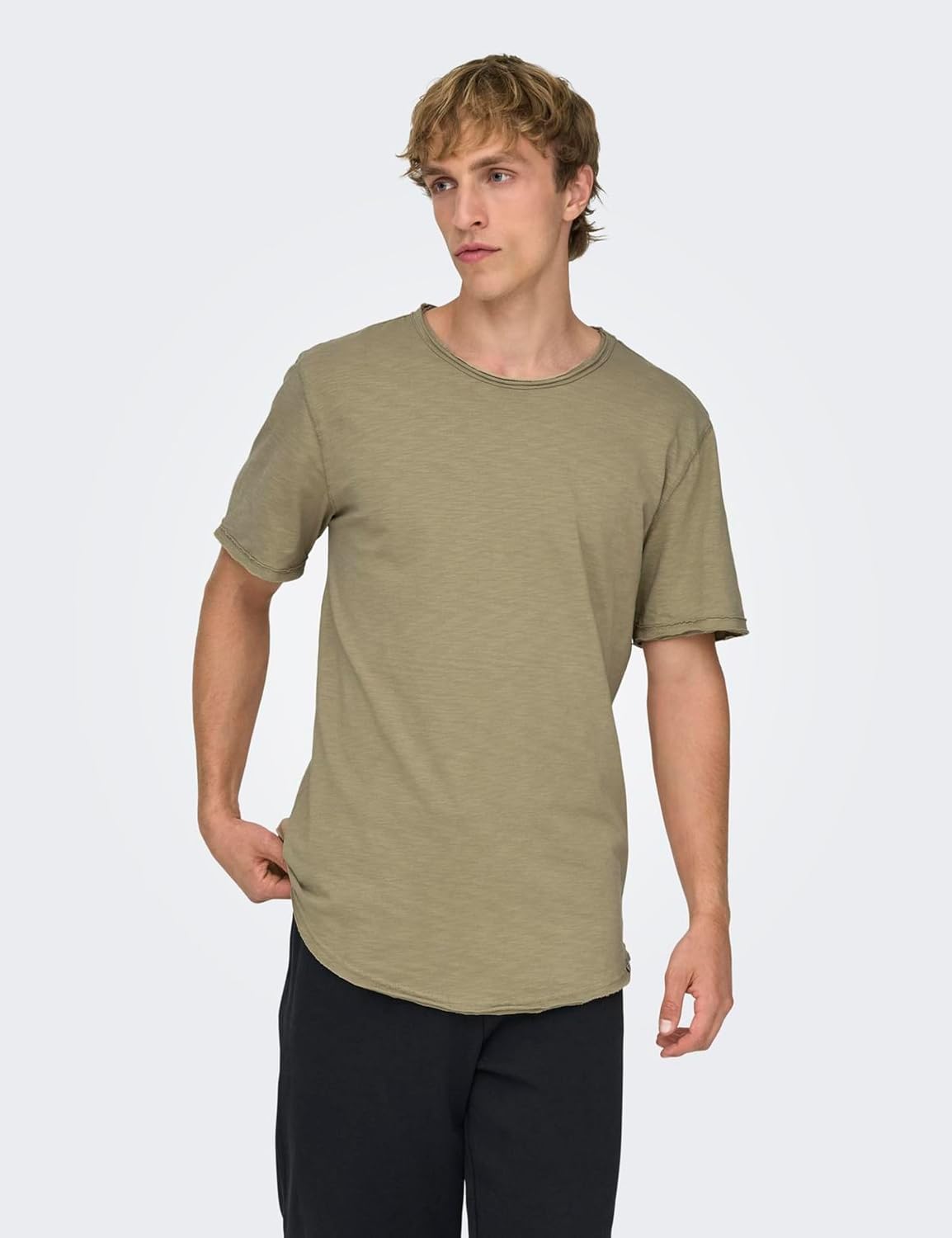 Detalle 2 de Only & Sons ONSBENNE T-Shirt – Lang geschnitten, verwaschene Optik