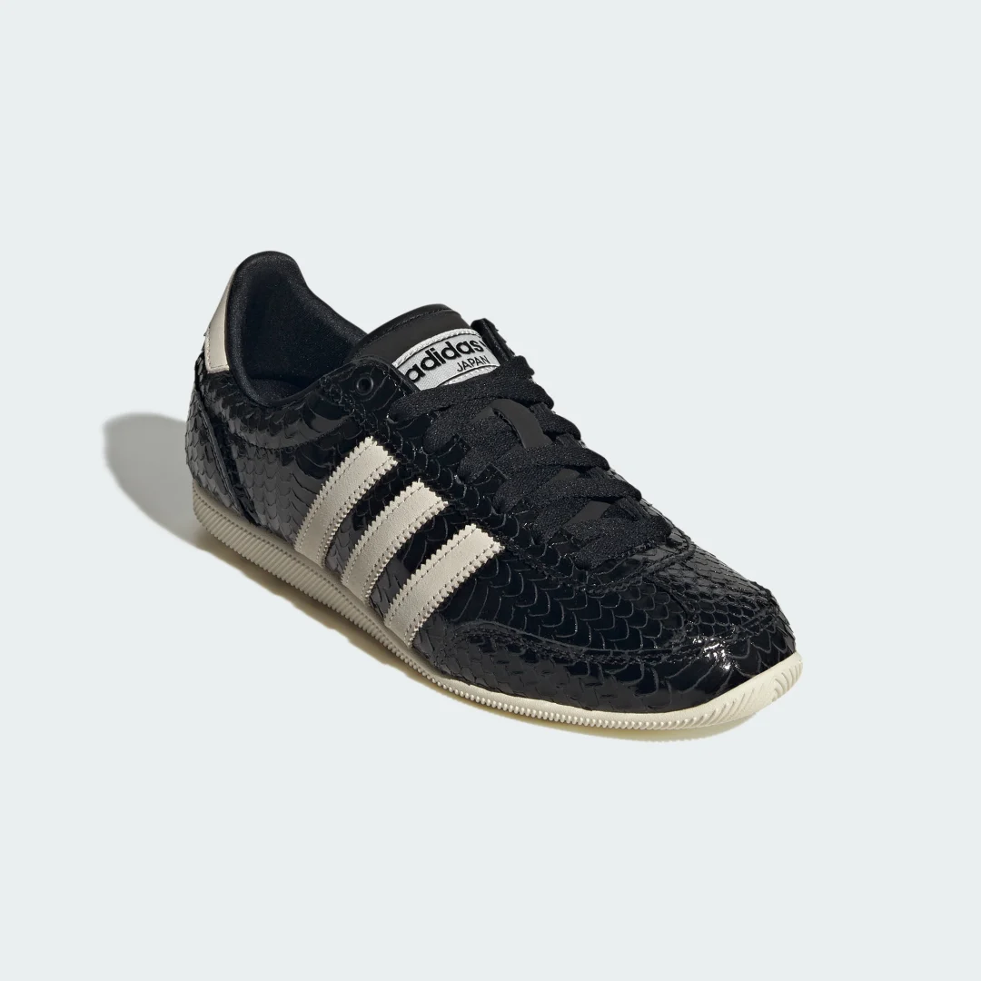 Detalle de Zapatilla Japan de Adidas — estilo clásico en color negro