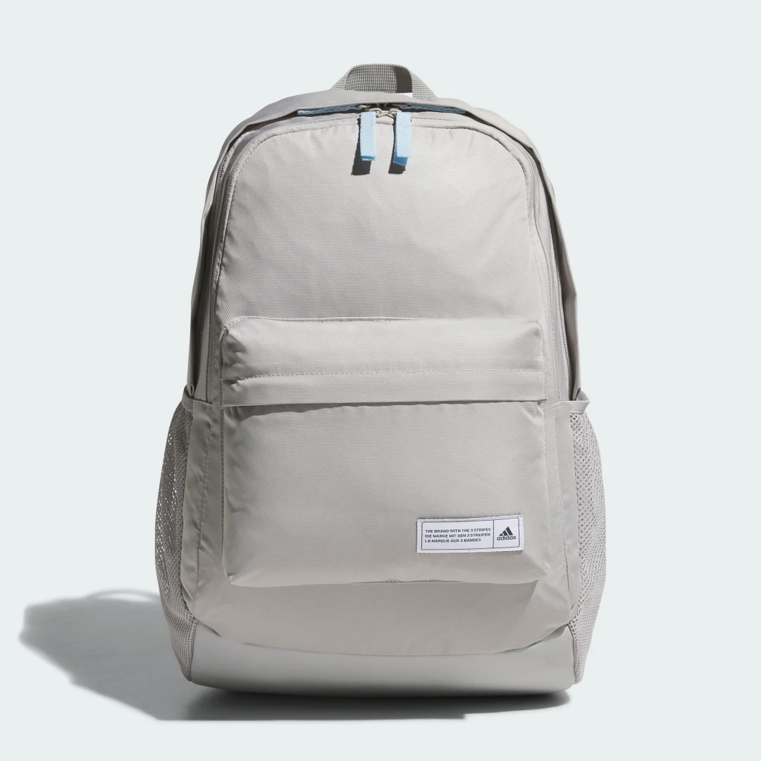 Detalle de Classic Backpack de Adidas en gris: comodidad y estilo para tu día a día