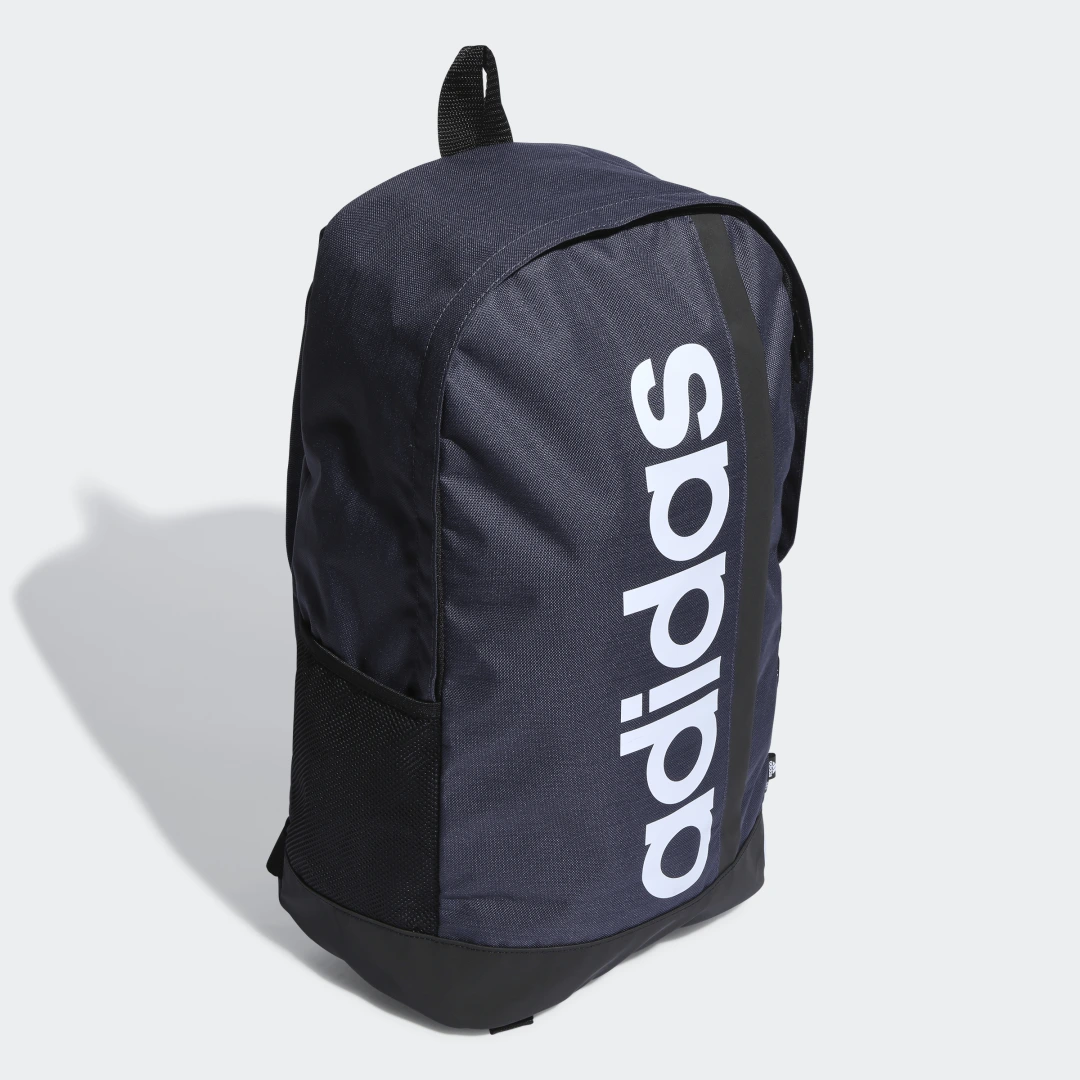 Detalle de Mochila Essentials Linear de Adidas: claridad y versatilidad para el día a día