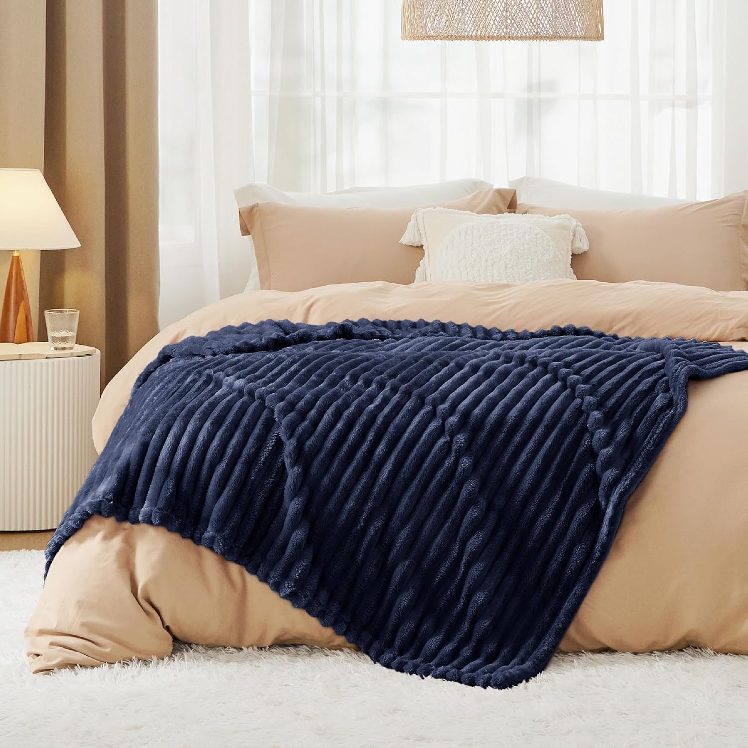 Detalle 2 de Bedsure Fleece Throw Blanket for Sofa (Navy) 130x170 cm – fluffy, warm and machine-washable