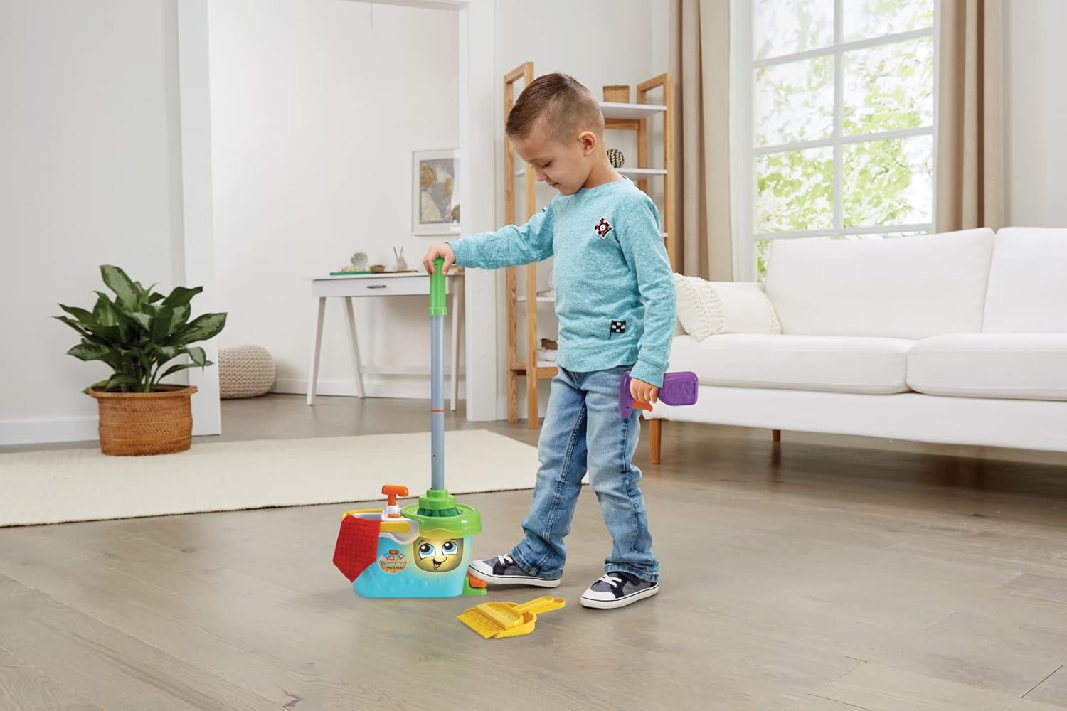Detalle 1 de LeapFrog Clean Sweep Mop & Bucket interactive pretend play set (3–5 years)