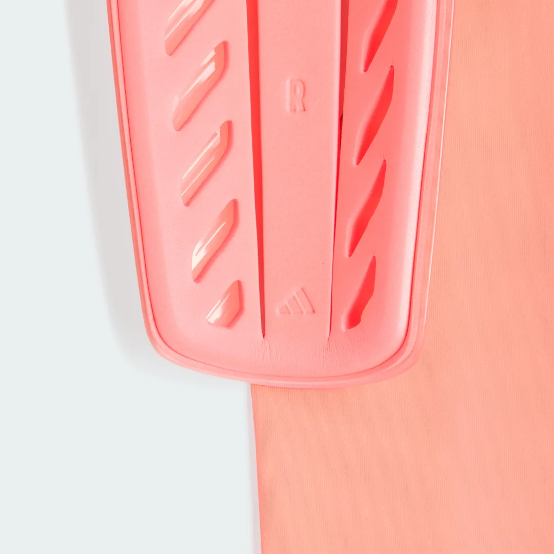 Detalle de Espinilleras F50 League de Adidas – Rosa