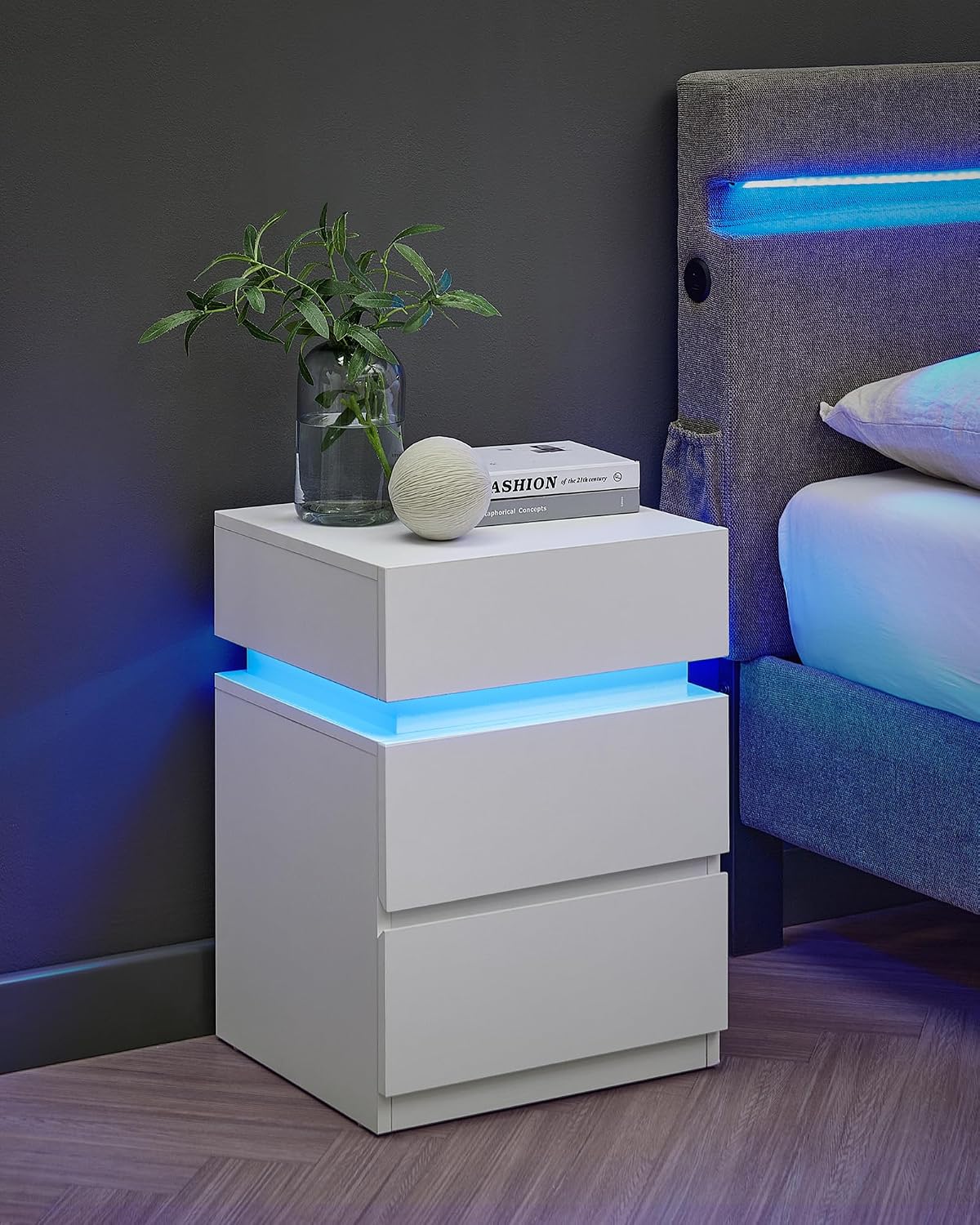 Detalle 2 de VASAGLE LET630T10V2 – stolik nocny LED z 3 szufladami, 35 × 40 × 55 cm
