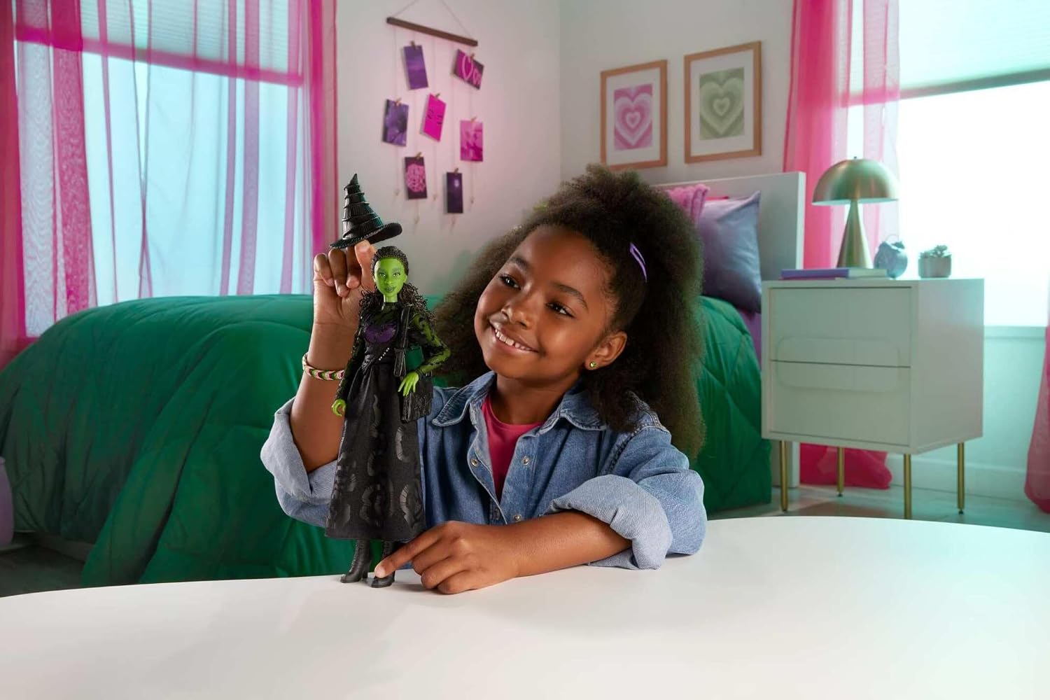 Detalle 2 de Mattel Wicked Elphaba Muñeca Articulada con Vestido y Accesorios 💚