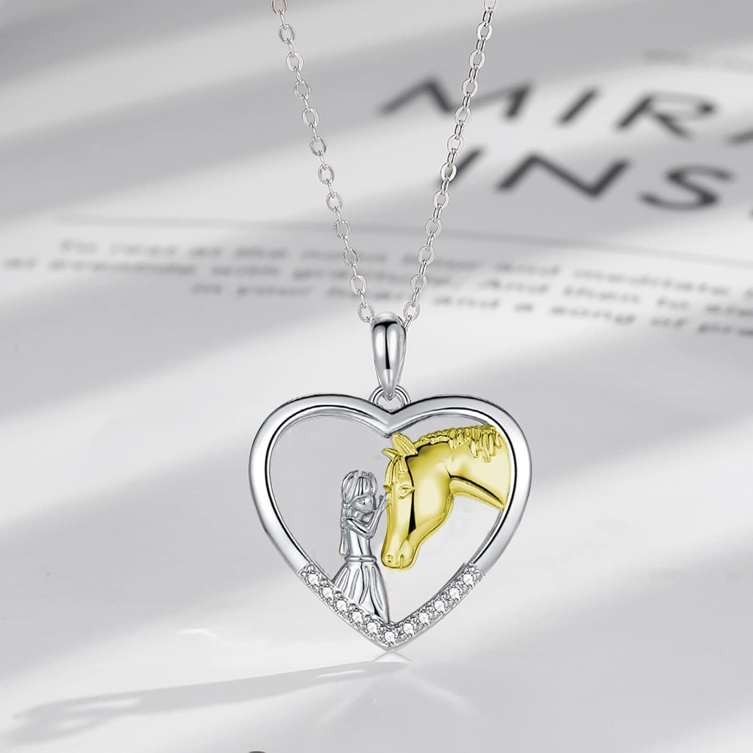 Detalle de USEEDOVIA Pferde-Mädchen Herz Halskette aus 925 Sterling Silber vergoldet in Weißgold-Optik (mit Geschenkbox)