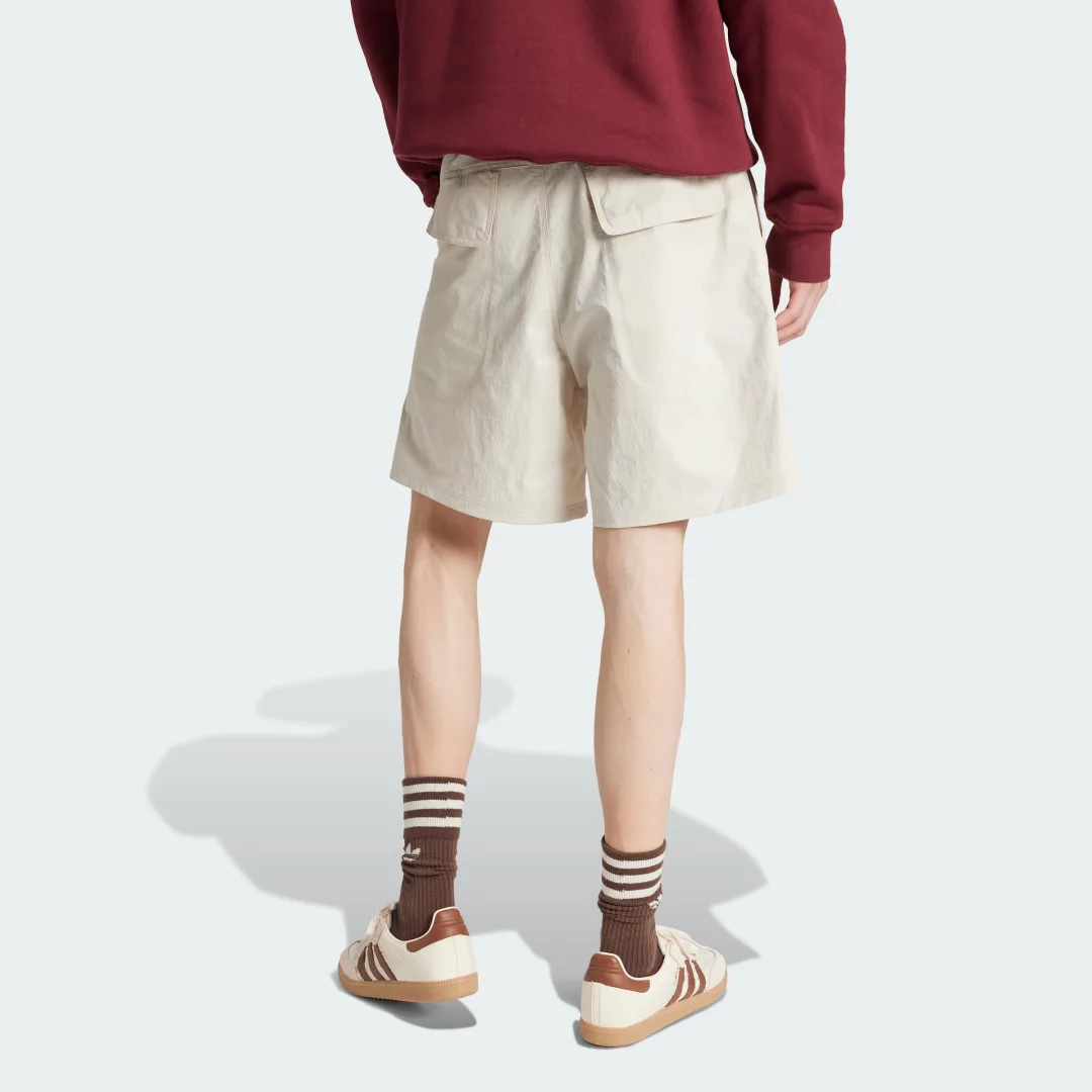 Detalle 2 de adidas Premium Essentials pantalón corto Cargo Beige 1 unidad