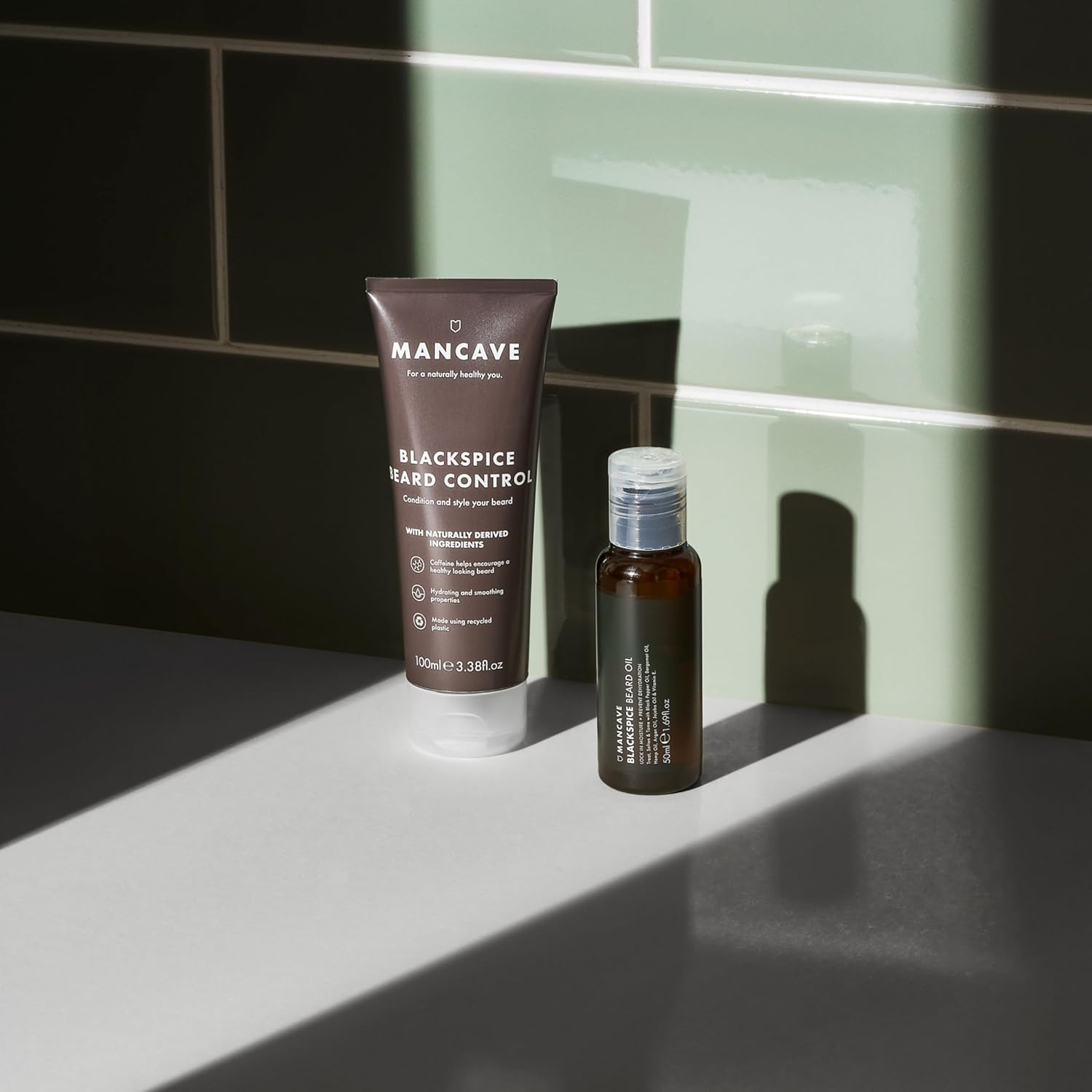 Detalle 2 de ManCave Blackspice Balsamo Barba 100 ml – Tenuta forte, nutriente e vegano