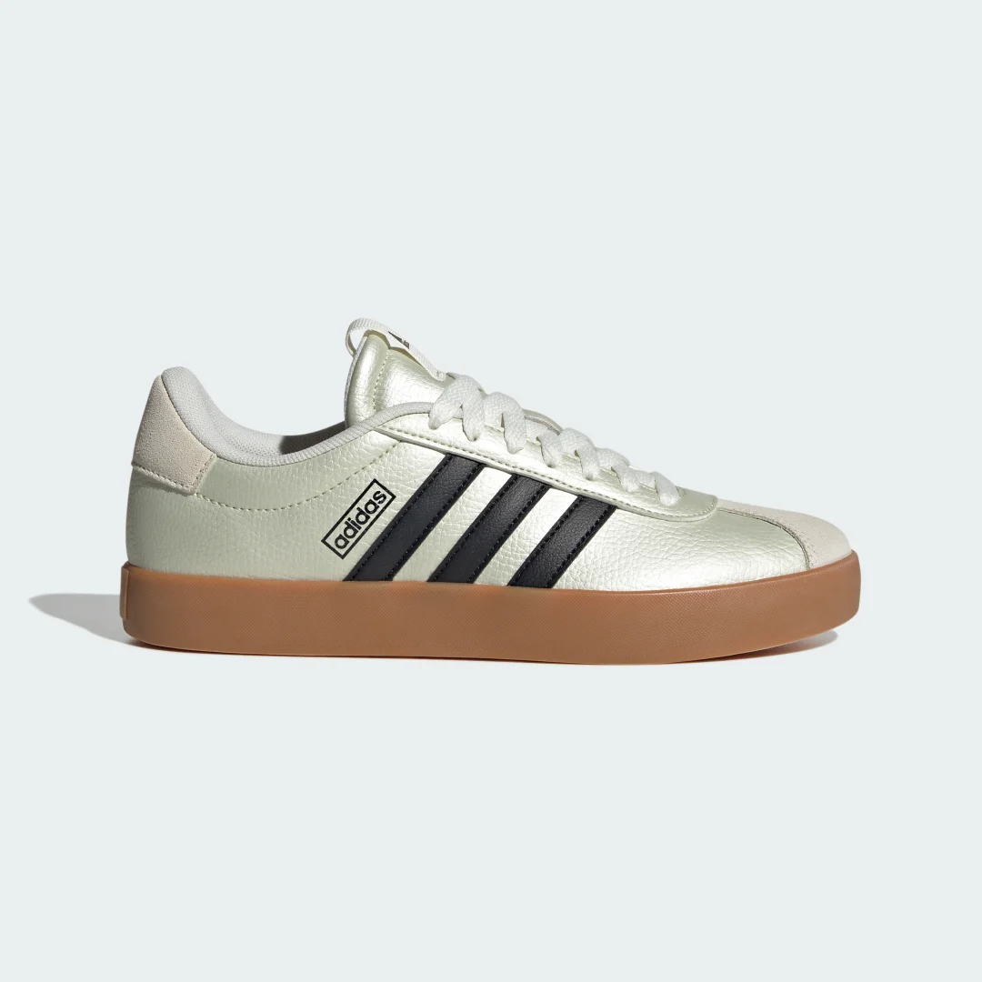 Detalle de Zapatilla VL Court 3.0 de Adidas – estilo court y comodidad en beige