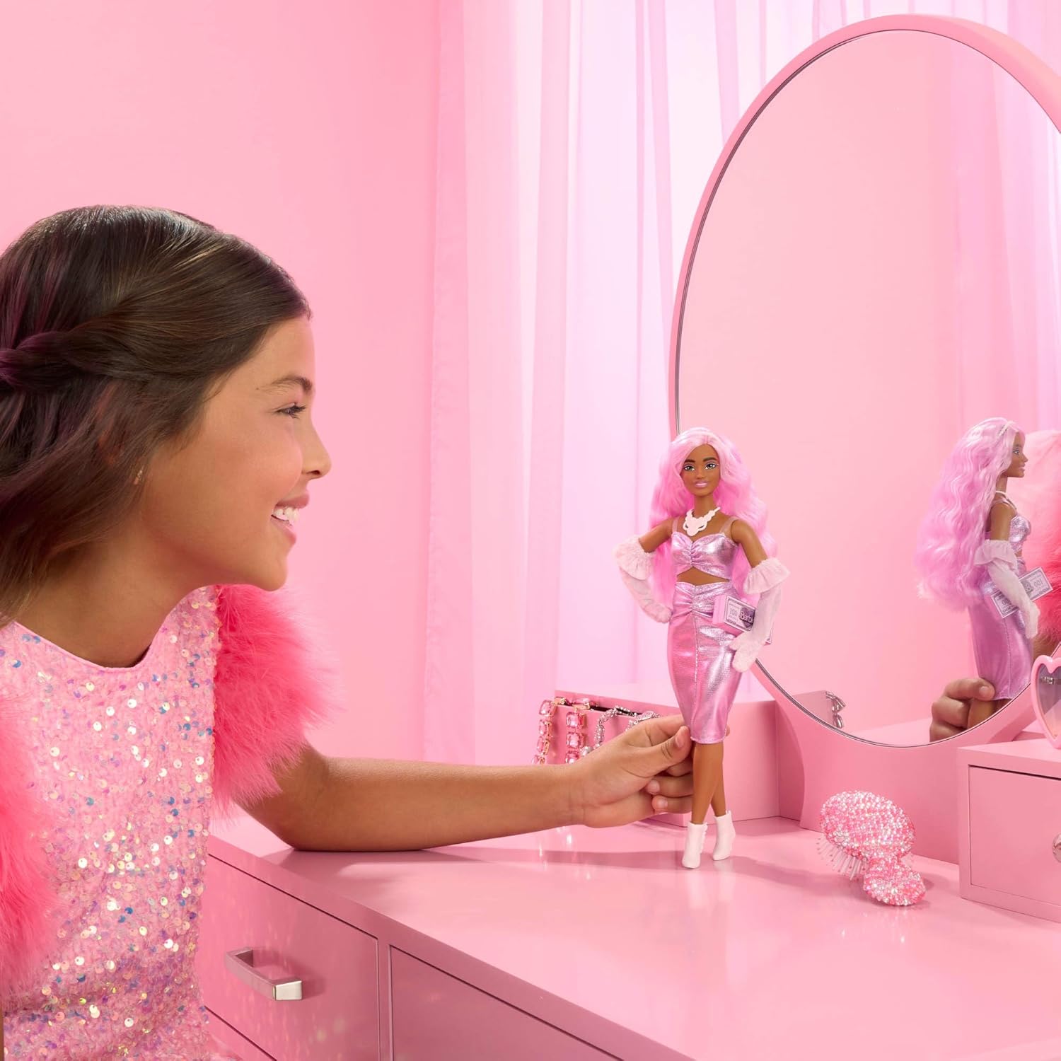Thumbnail 1 de Barbie Deluxe Style Doll #1 in Barbiecore Outfit – Pink Hair, Glossy Pink Dress and Accessorised Glam
