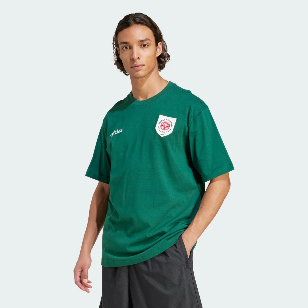 Detalle de Camiseta Badge Graphic de Adidas en Verde