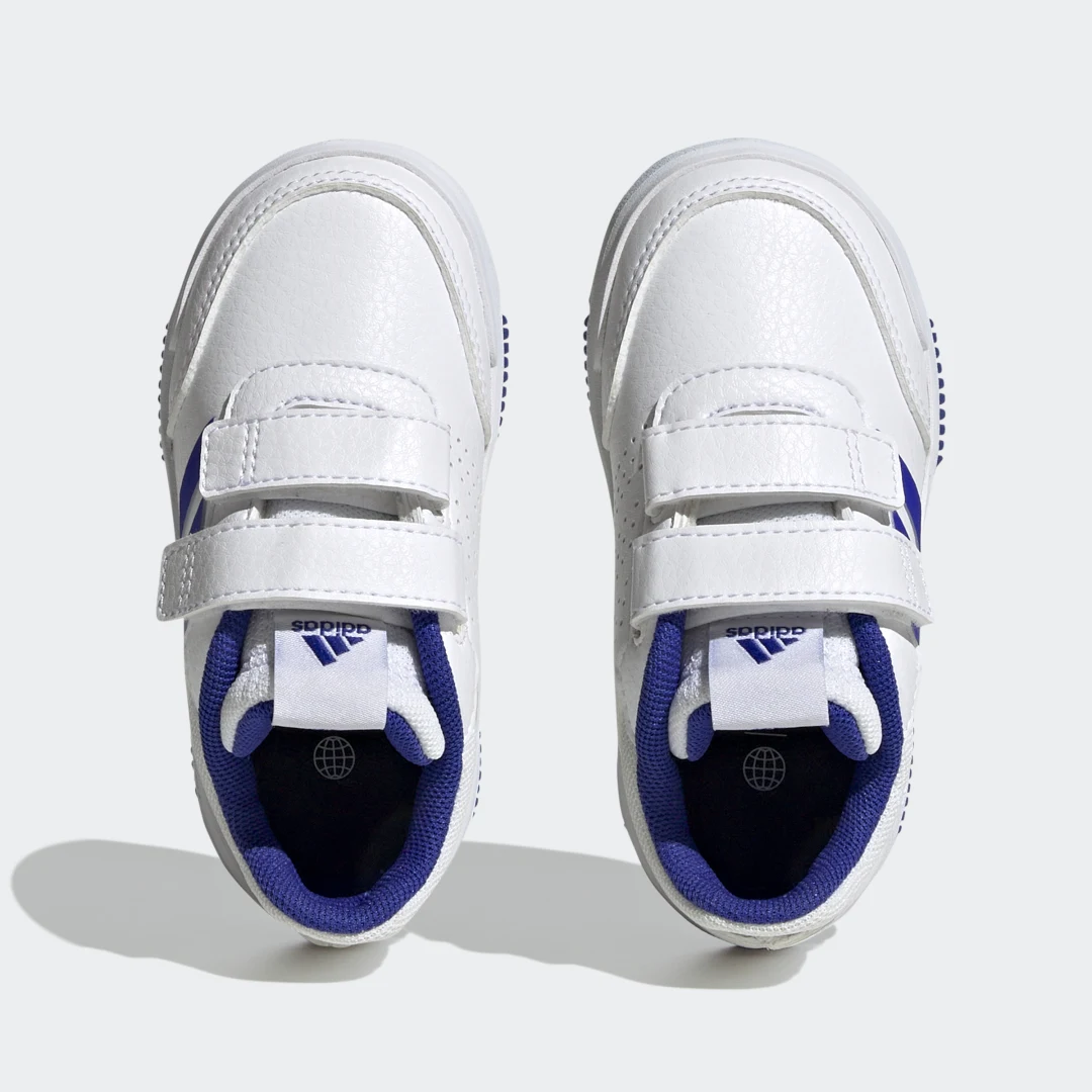Detalle 2 de Adidas Tensaur Hook and Loop: zapatilla blanca para uso diario y comodidad sencilla