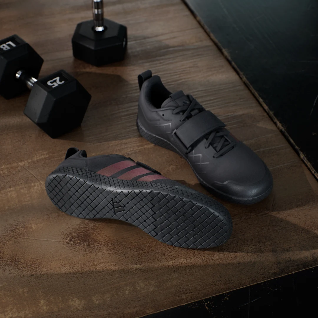 Detalle de Adidas The Total: Zapatilla de halterofilia en negro para levantamiento