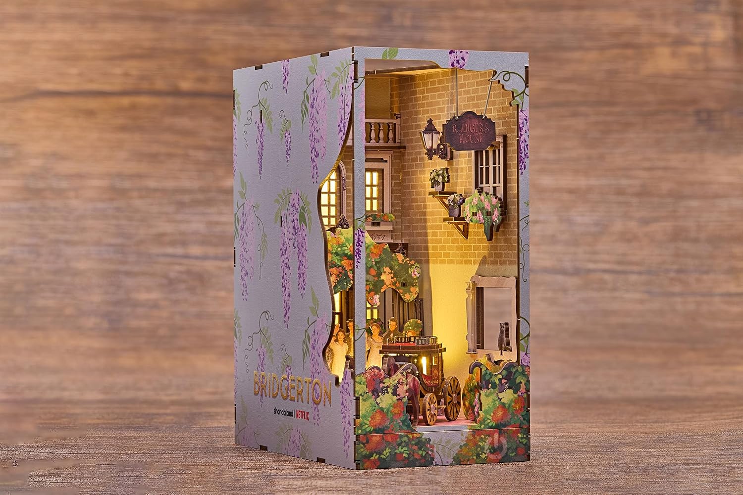Detalle de Revell Tiny Adventures – Bridgerton Into The Light Book Nook avec éclairage LED
