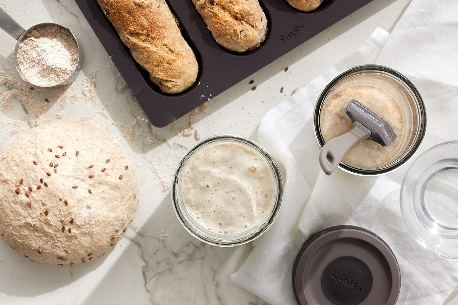 Detalle 1 de Lékué 3000200SURM017 Sourdough Starter Kit with Vented Glass Jars