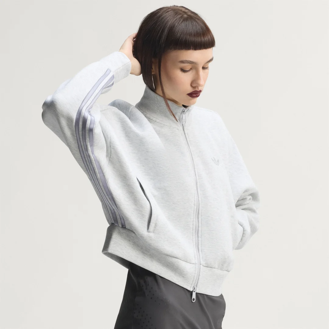 Detalle de SUDADERA SPACER de Adidas — gris, comodidad para el día a día