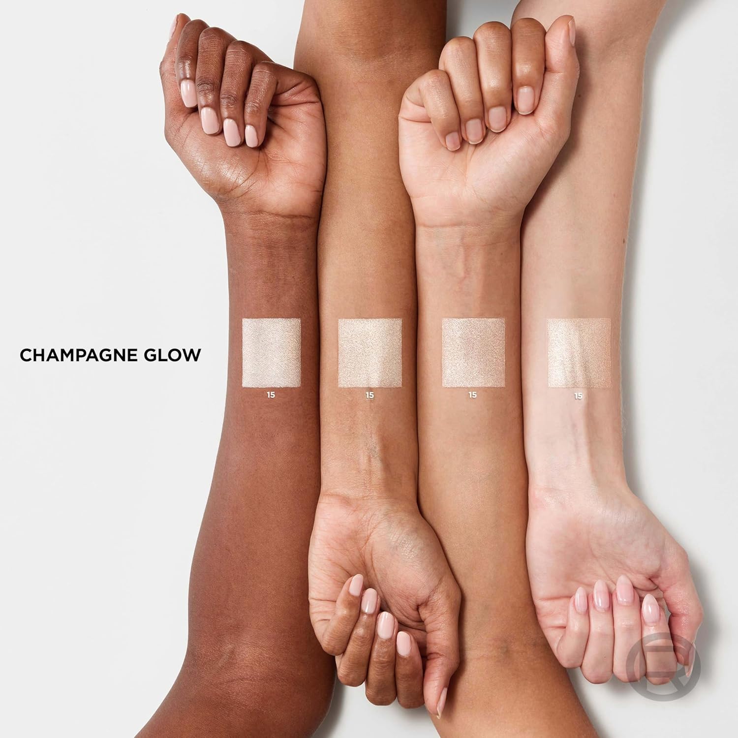 Detalle de L’Oréal Paris powder highlighter, Champagne Glow 15