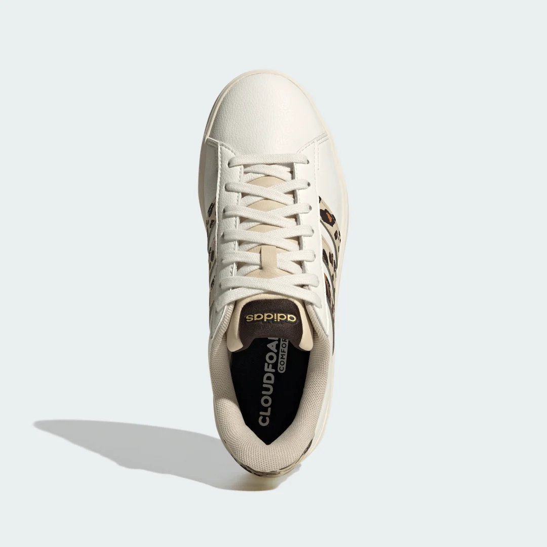 Detalle 2 de ZAPATILLA GRAND COURT 3.0 de Adidas: estilo clásico en beige para el día a día