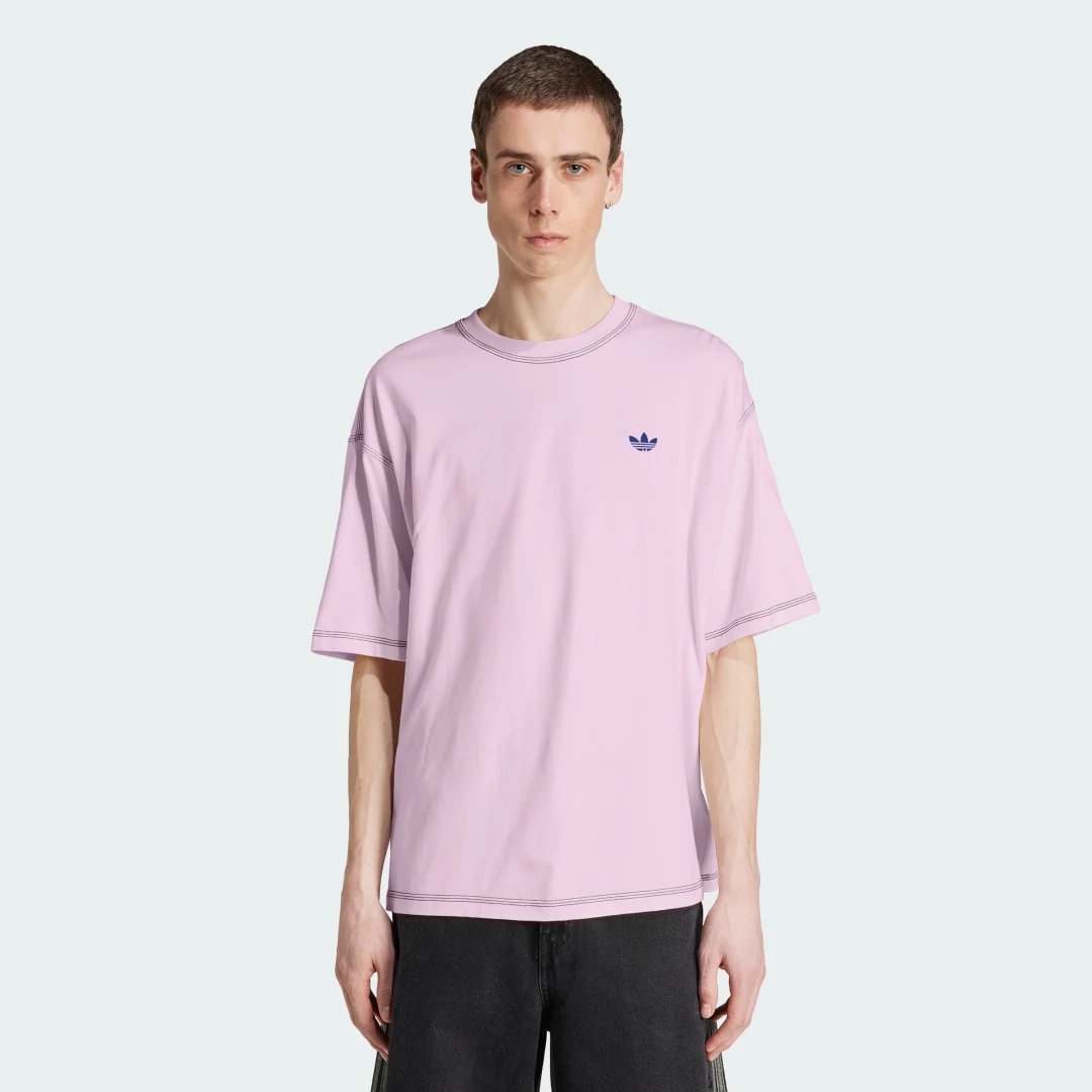 Imagen de Camiseta REVTEXT GFX de Adidas: comodidad y estilo en rosa para el día a día en OfertitasTOP