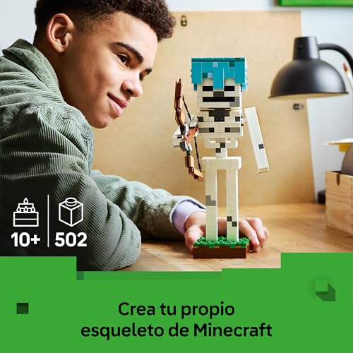 Detalle 2 de LEGO Minecraft El Esqueleto de Juguete 21594: figura articulada con casco de diamante y base de hierba