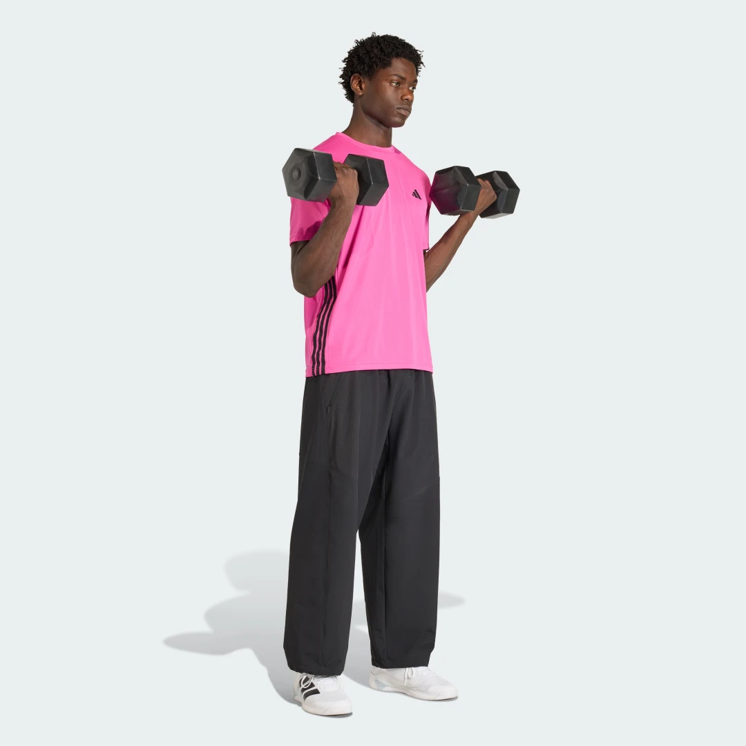Detalle de WORKOUT ESSENTIALS BASE 3-STRIPES T-SHIRT de Adidas — camiseta de entrenamiento en rosa