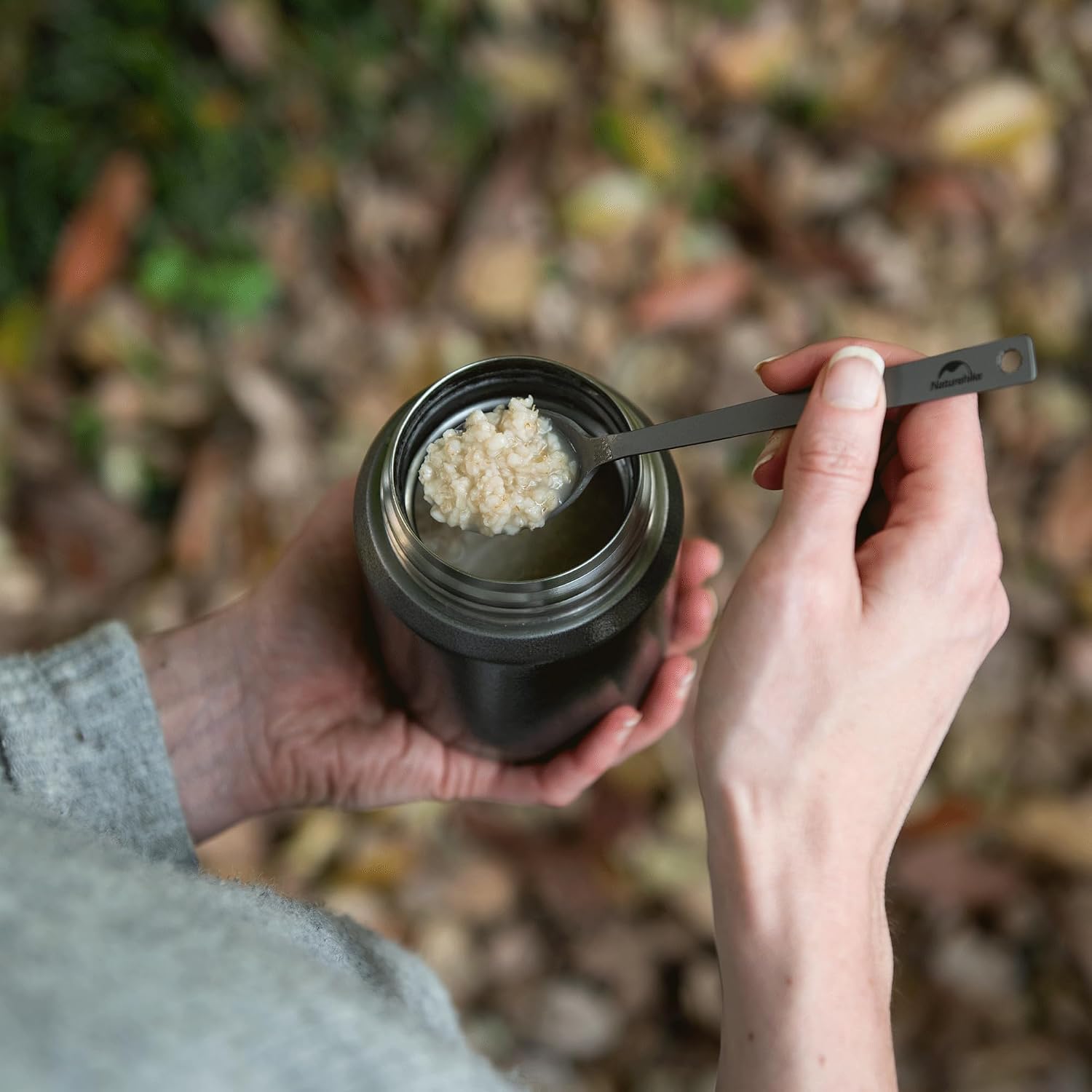 Detalle de Naturehike NH19T012-D – tytanowe sztućce turystyczne z etui i karabińczykiem