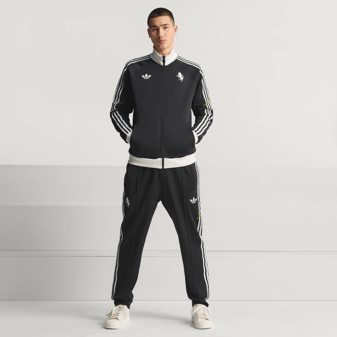 Detalle de Chaqueta deportiva Juventus FC Originals de Adidas — estilo urbano y versatilidad para el día a día